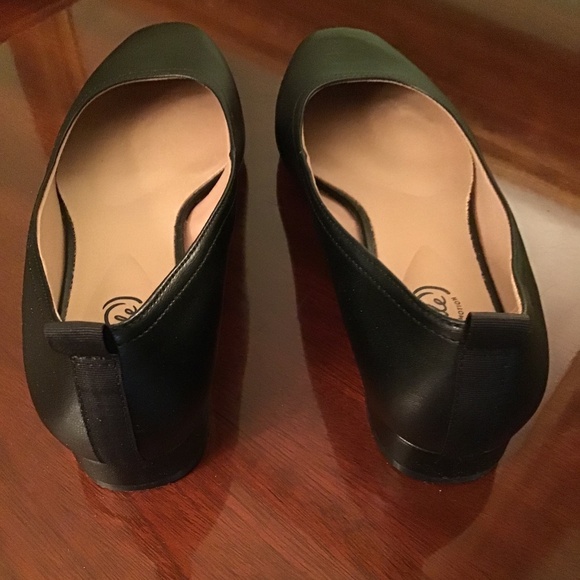 Naturalizer size 11 wide like new vegan leather flats - Picture 4 of 5